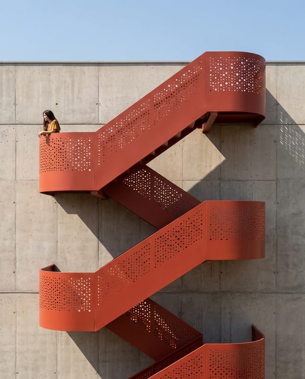 Escalera exterior — imagen generada con IA a partir del croquis